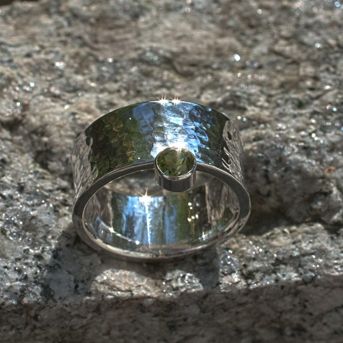 Hammerschlag konkav mit Peridot