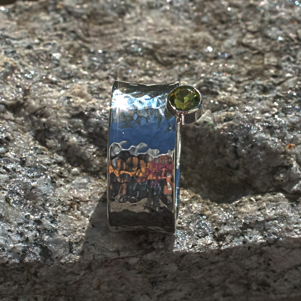 Hammerschlag konkav mit Peridot