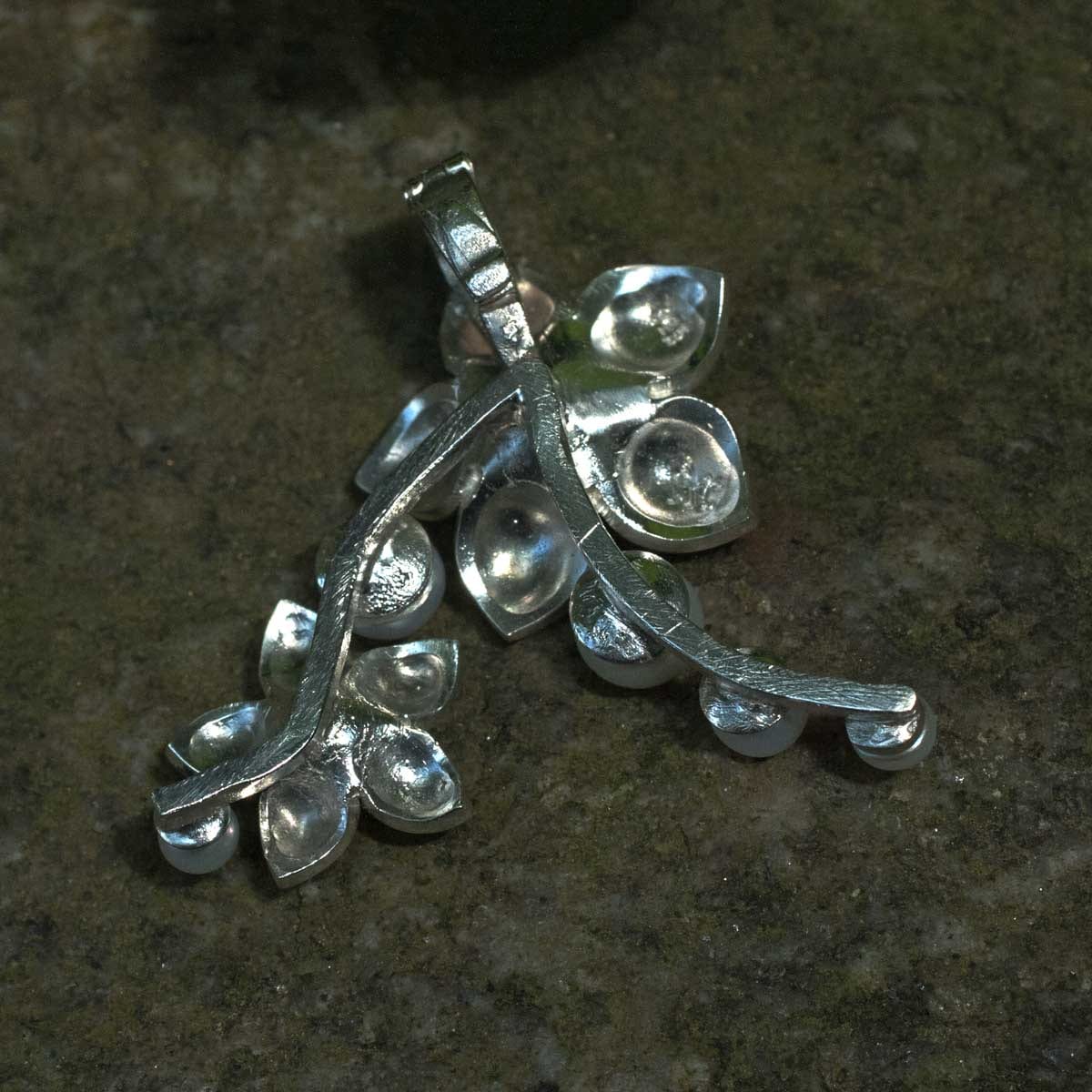 Anhänger zwei Blumen mit Perlen