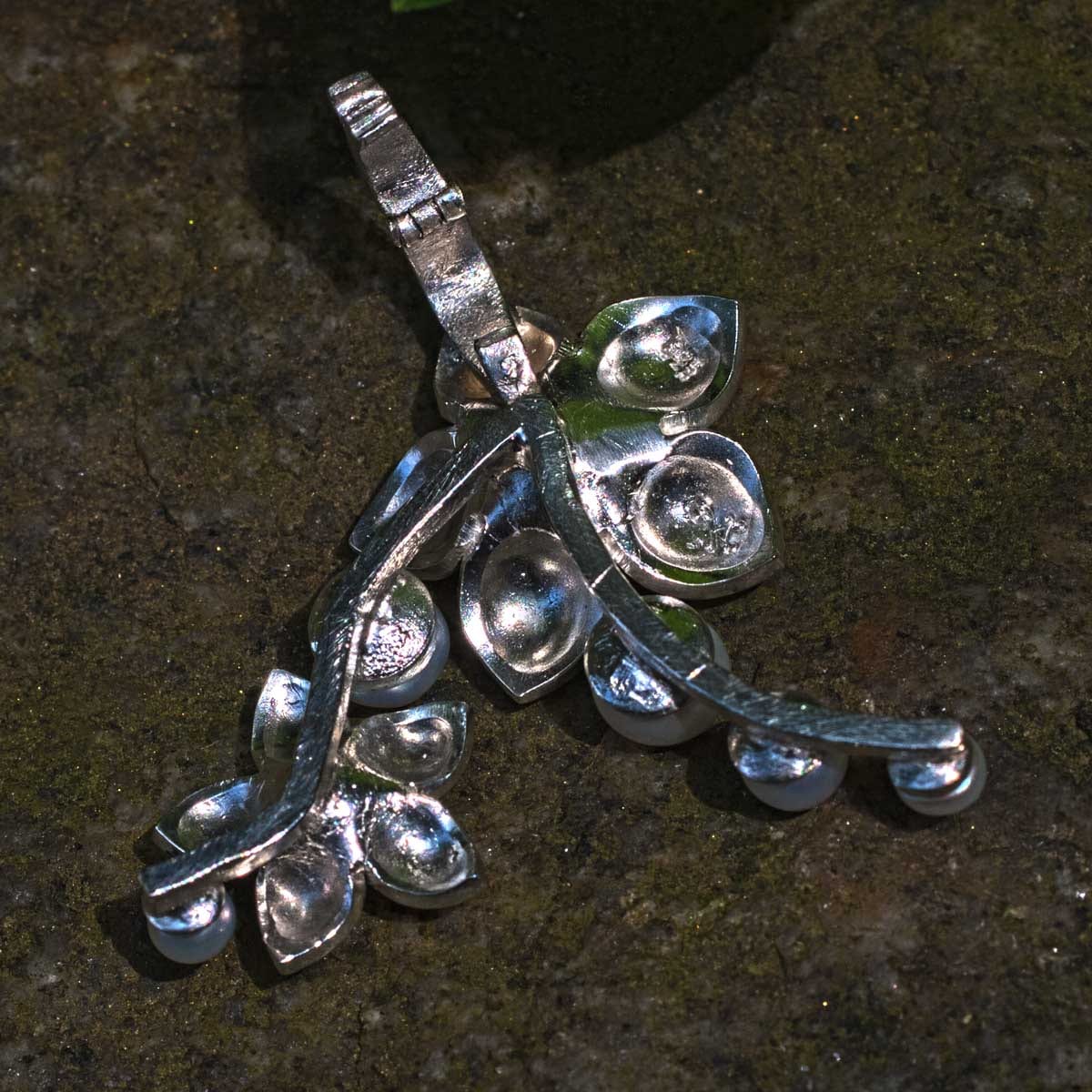 Anhänger zwei Blumen mit Perlen