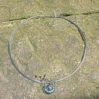 Anhänger Schnecke mit sechs Perlen