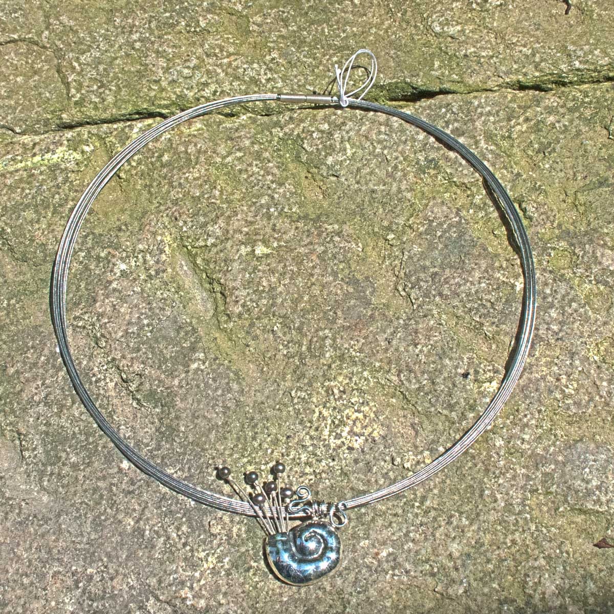 Anhänger Schnecke mit sechs Perlen