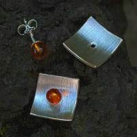 Bernsteinkugel auf quadratischer Silberschale