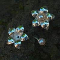 Ohrstecker Blume mit Perle