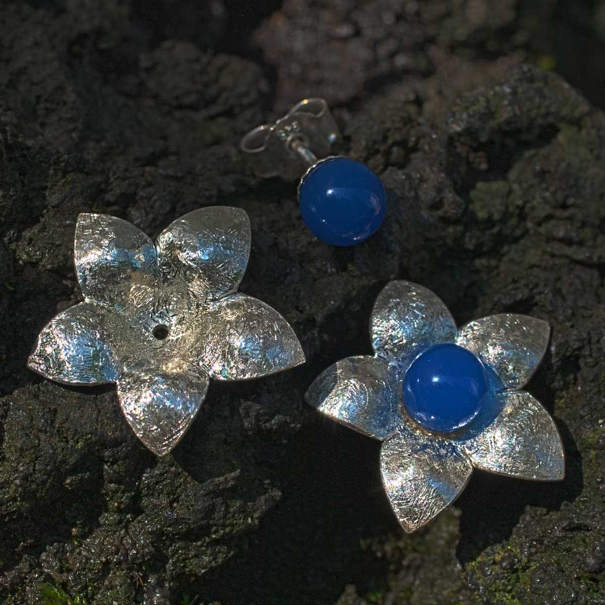 Ohrstecker Blume mit blauem Achat