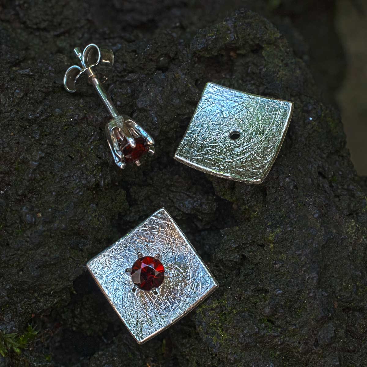 Granat inKrappenfassung auf quadratischer Silberschale ice-matt