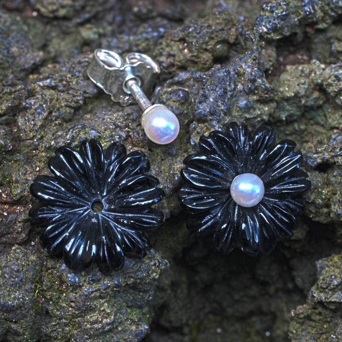 Ohrstecker Onyxblüte mit Perle