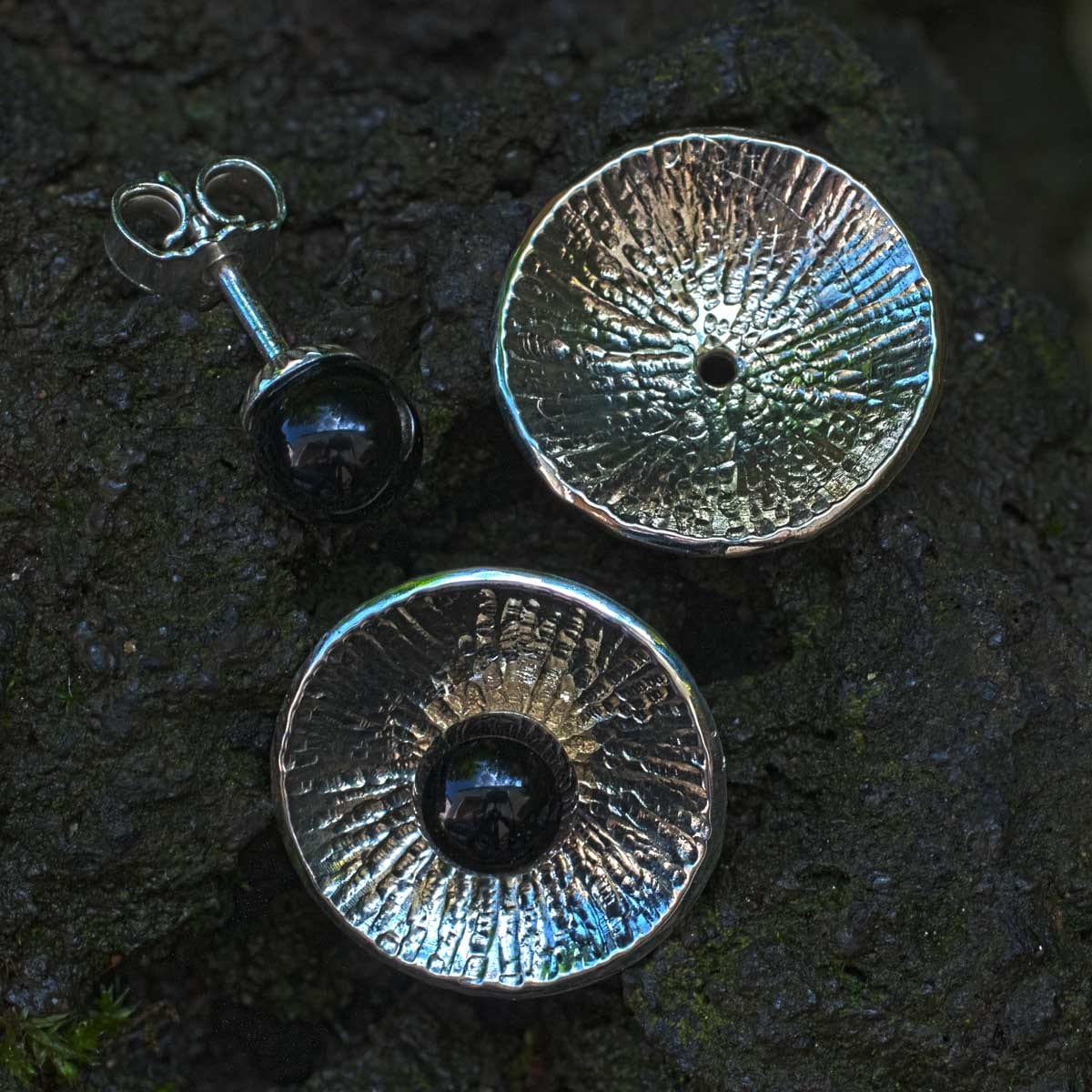 Ohrstecker Onyx auf Kreisschale silber