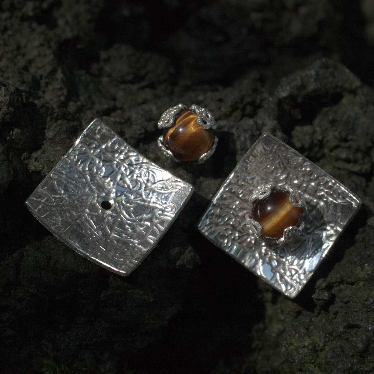 Tigerauge in Filigranfassung auf quadratischer Silberschale