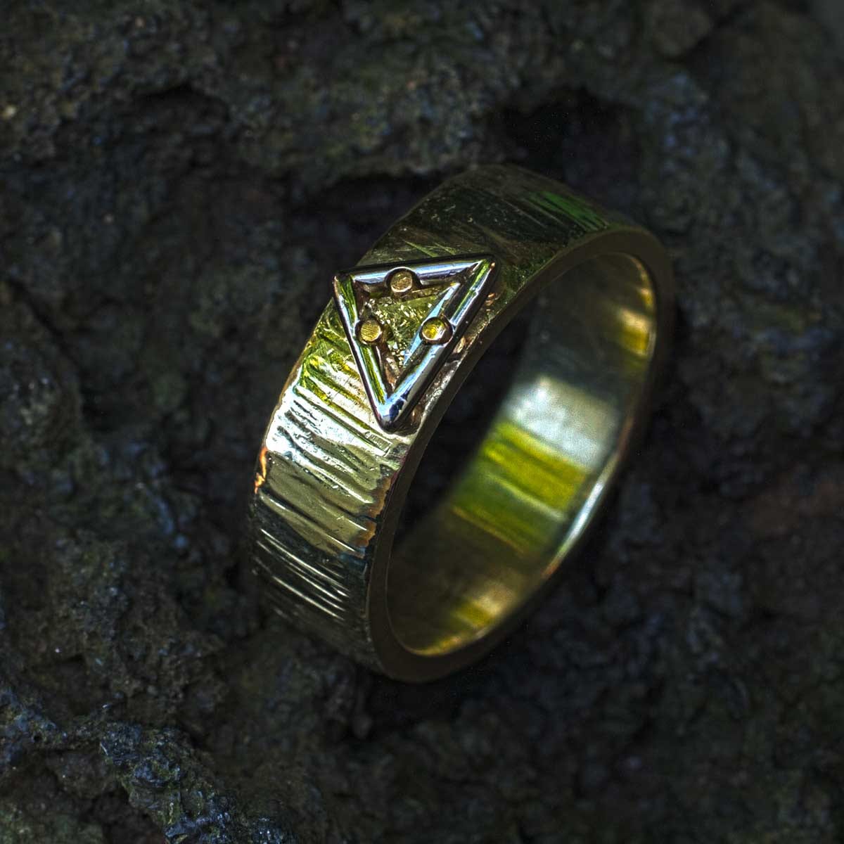 Grüngoldring mit Diamant