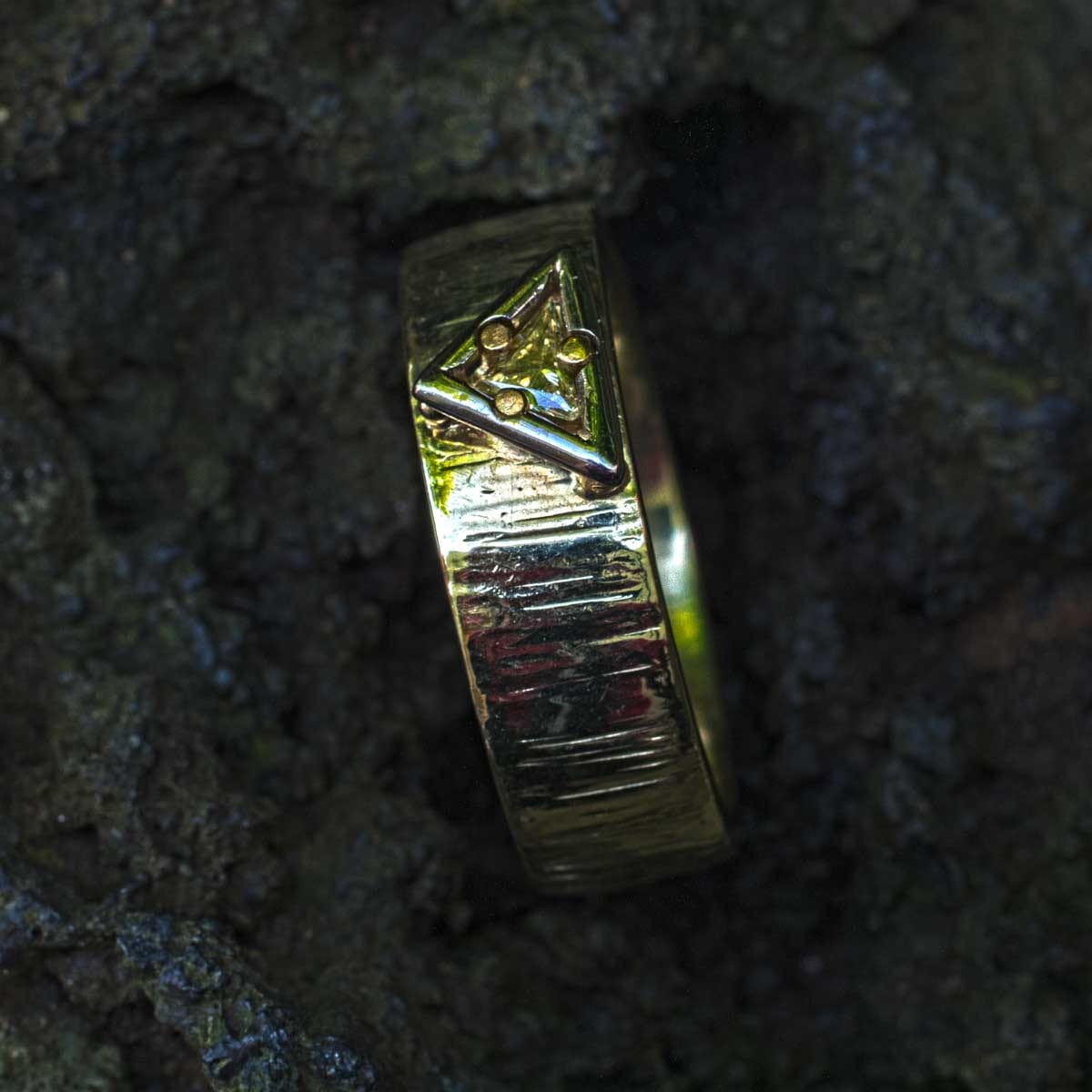 Grüngoldring mit Diamant