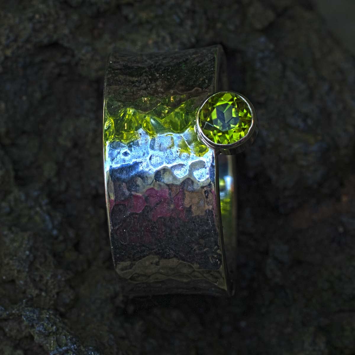 konkaver Silberring mit Peridot