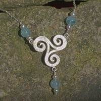 Triscele Aquamarine & Perlen