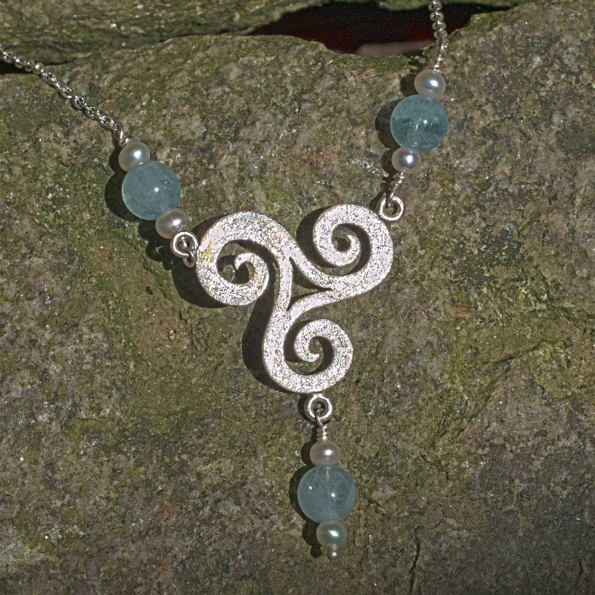 Triscele Aquamarine & Perlen