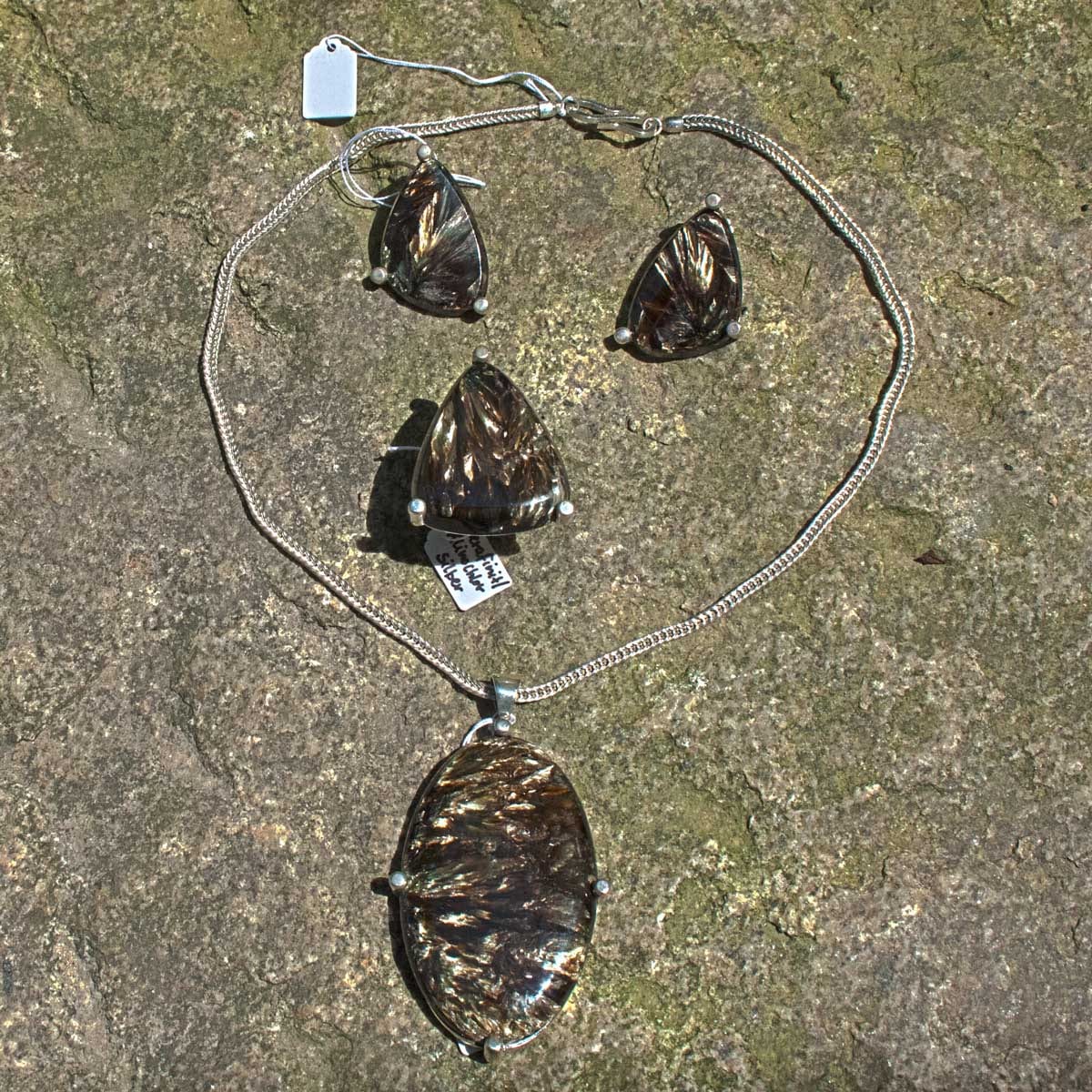 Ring , Anhänger und Ohrringe Serafinit