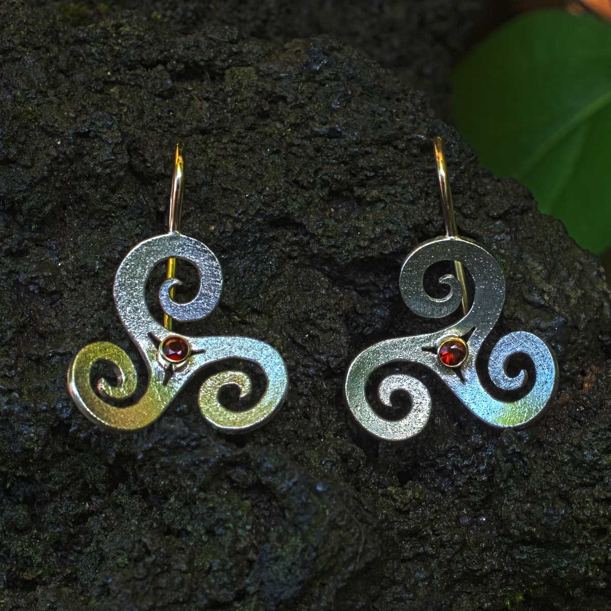 Ohrringe Triskele zweifarbig Silber und Gold mit Granat