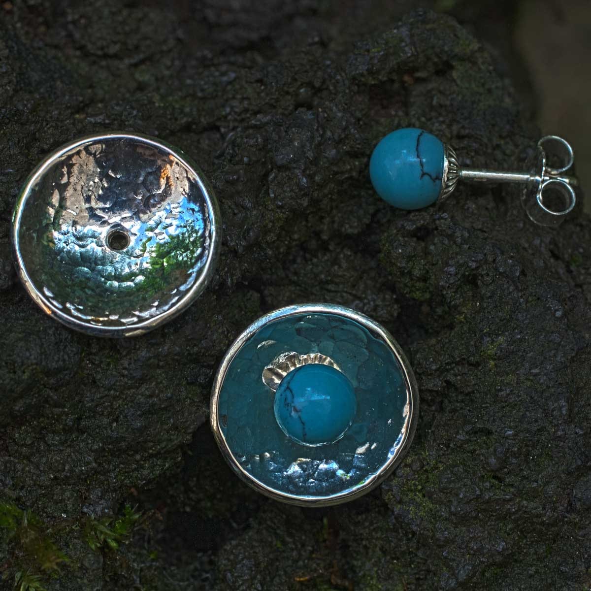 Ohrstecker Türkis auf kreisförmiger Silberschale