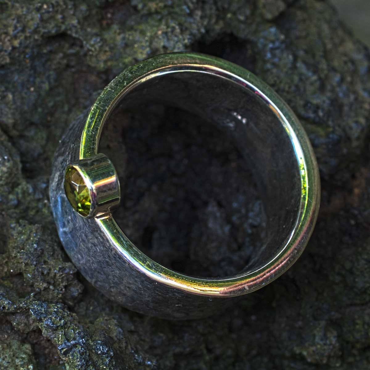 Hammerschlag konkav mit Peridot