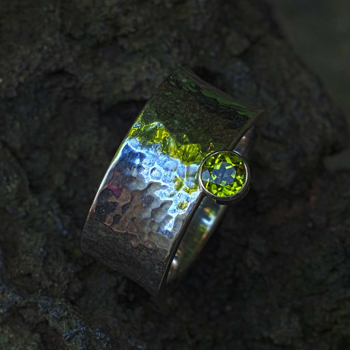 Hammerschlag konkav mit Peridot