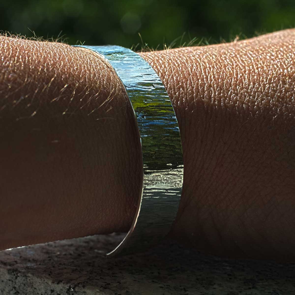 Armspange Baumrindenstruktur