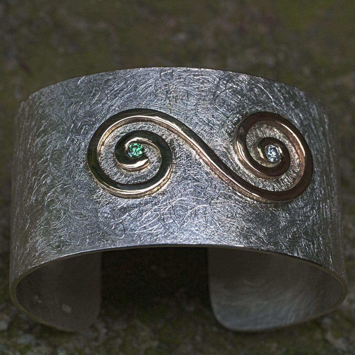 Armspange Doppelspirale aus Gold und Silber mit zwei Brillanten