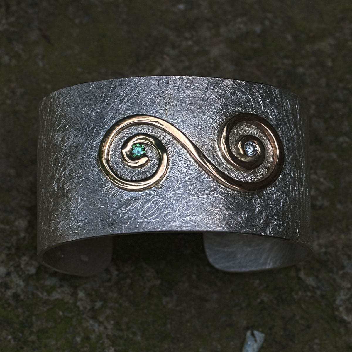 Armspange Doppelspirale aus Gold und Silber mit zwei Brillanten