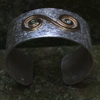 Armspange Doppelspirale aus Gold und Silber mit zwei Brillanten