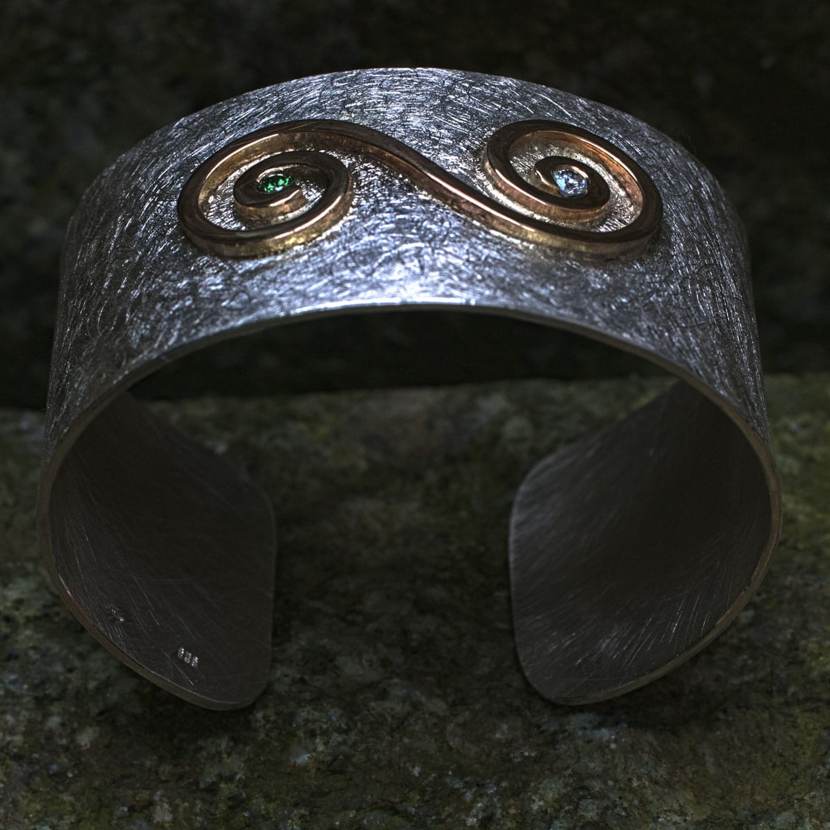 Armspange Doppelspirale aus Gold und Silber mit zwei Brillanten