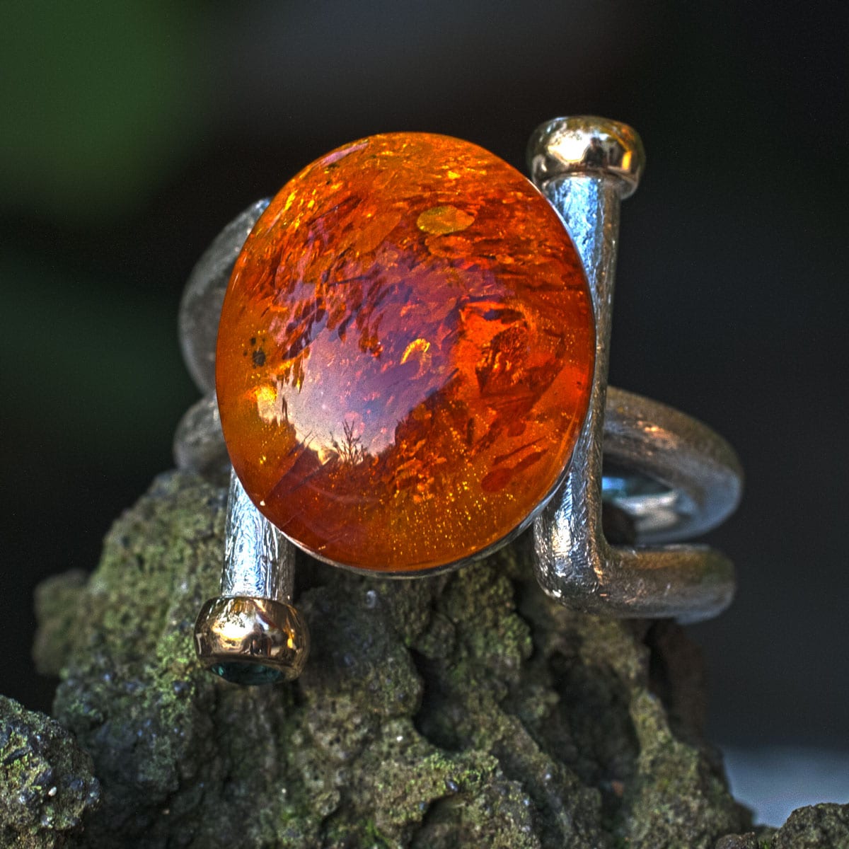 Ring mit Bernstein und blaugrünem Turmalin