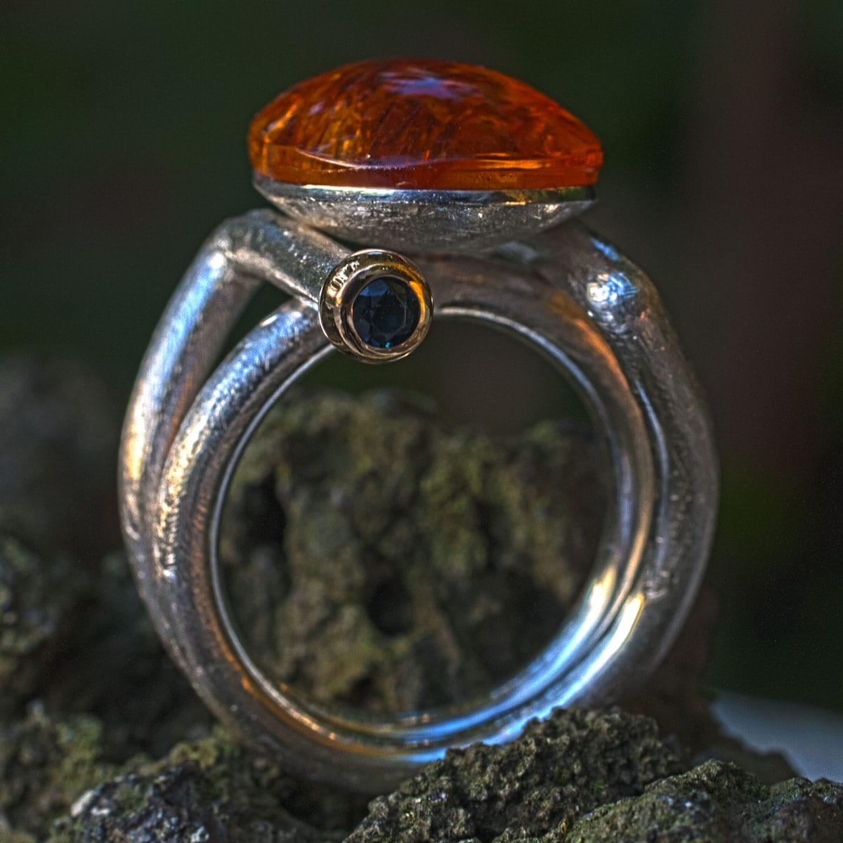 Ring mit Bernstein und blaugrünem Turmalin