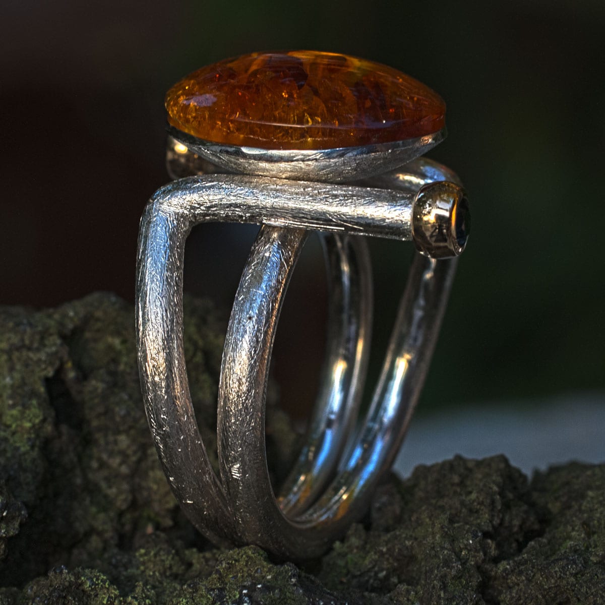 Ring mit Bernstein und blaugrünem Turmalin