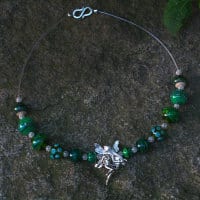 Silberelfe in grünem Glasperlen-Collier
