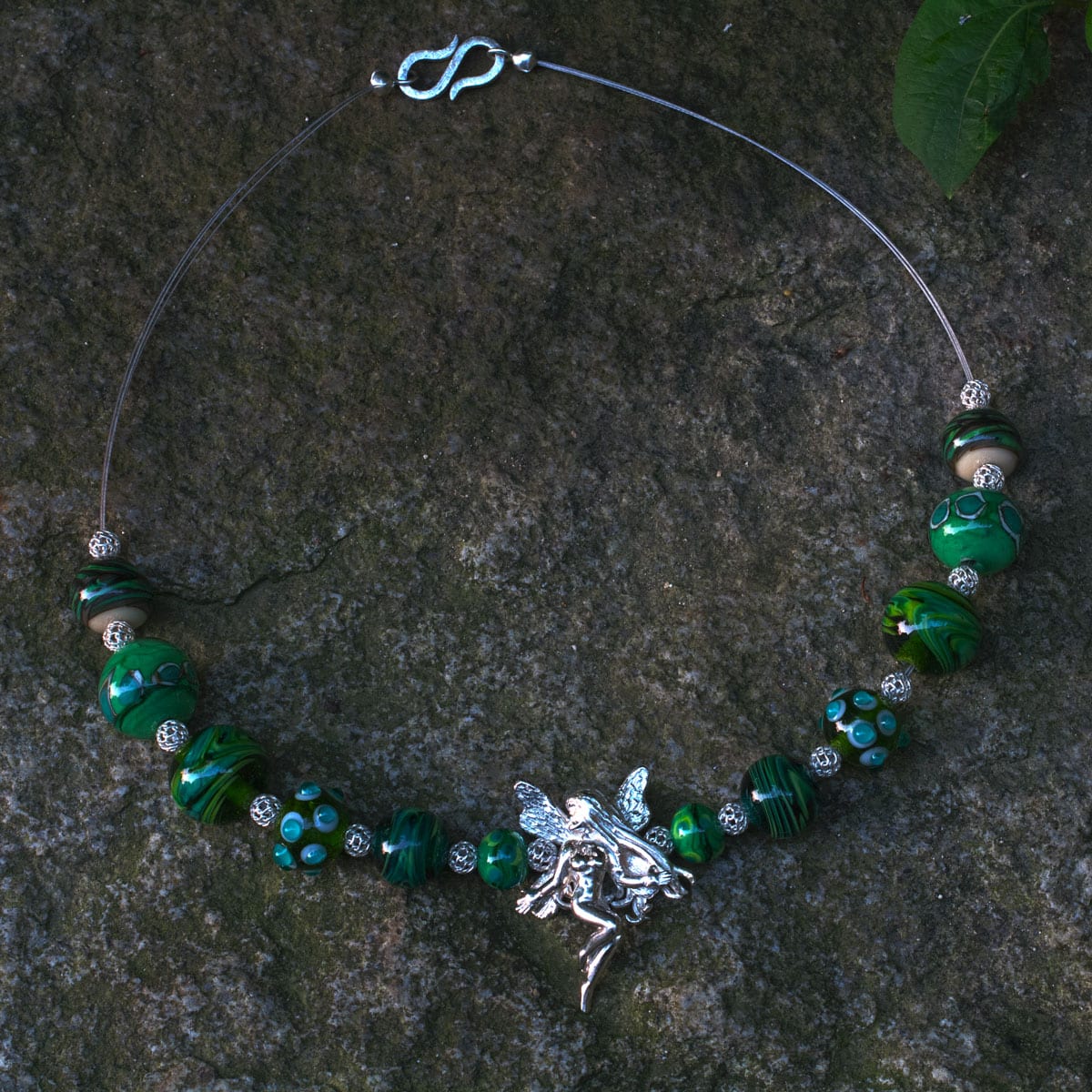 Silberelfe in grünem Glasperlen-Collier