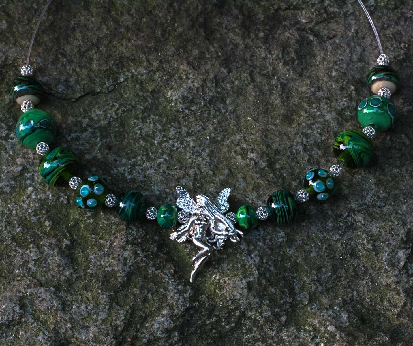 Silberelfe in grünem Glasperlen-Collier