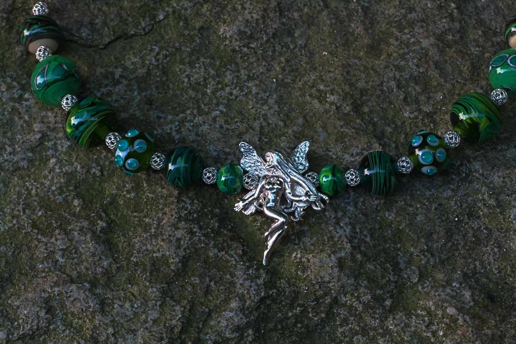 Silberelfe in grünem Glasperlen-Collier