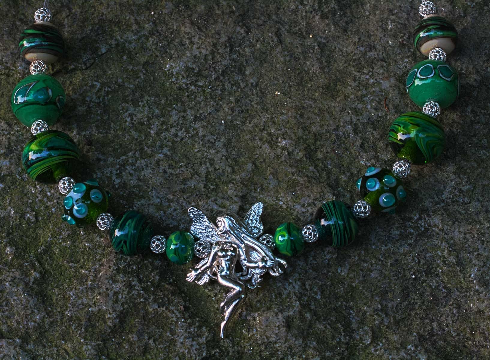 Silberelfe in grünem Glasperlen-Collier