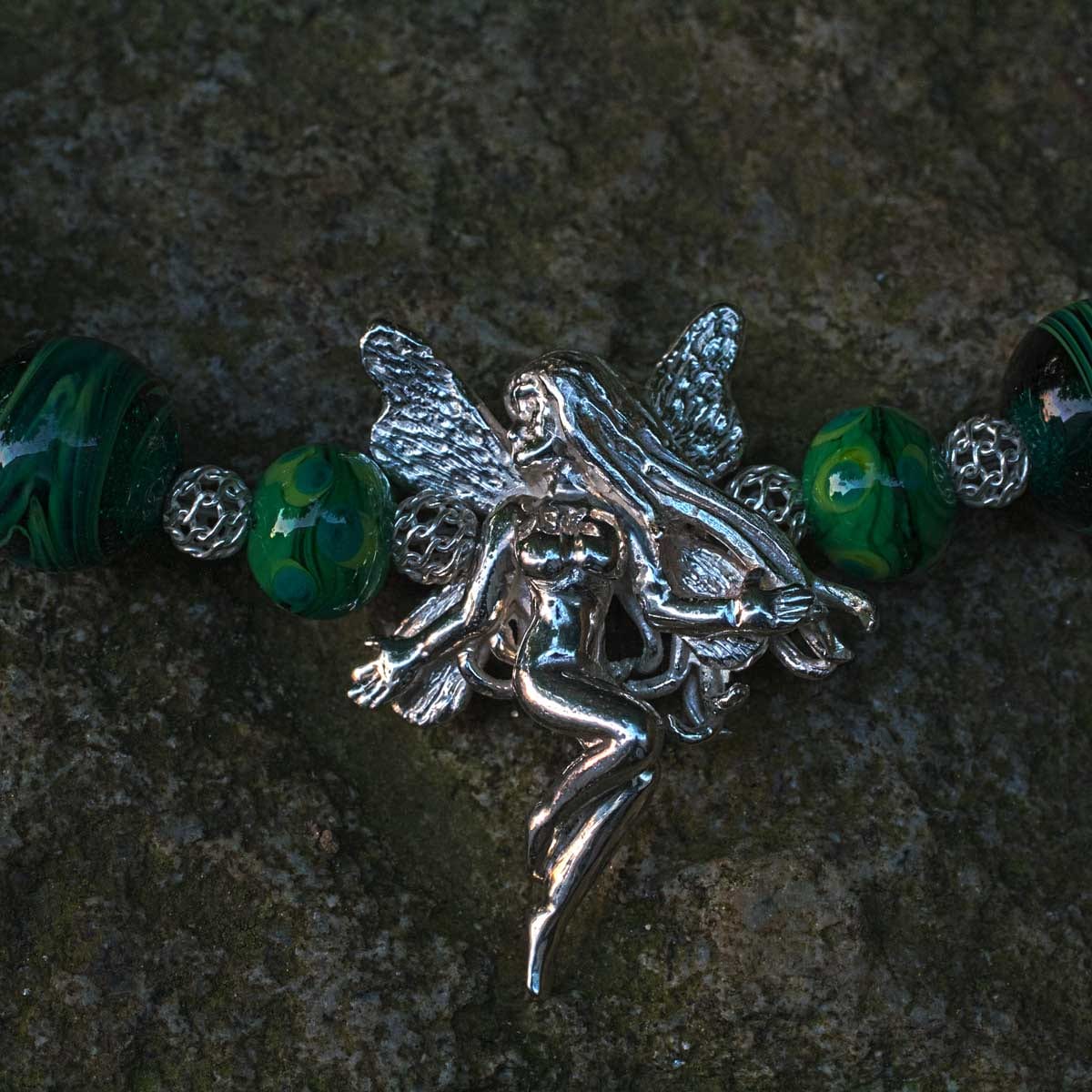 Silberelfe in grünem Glasperlen-Collier