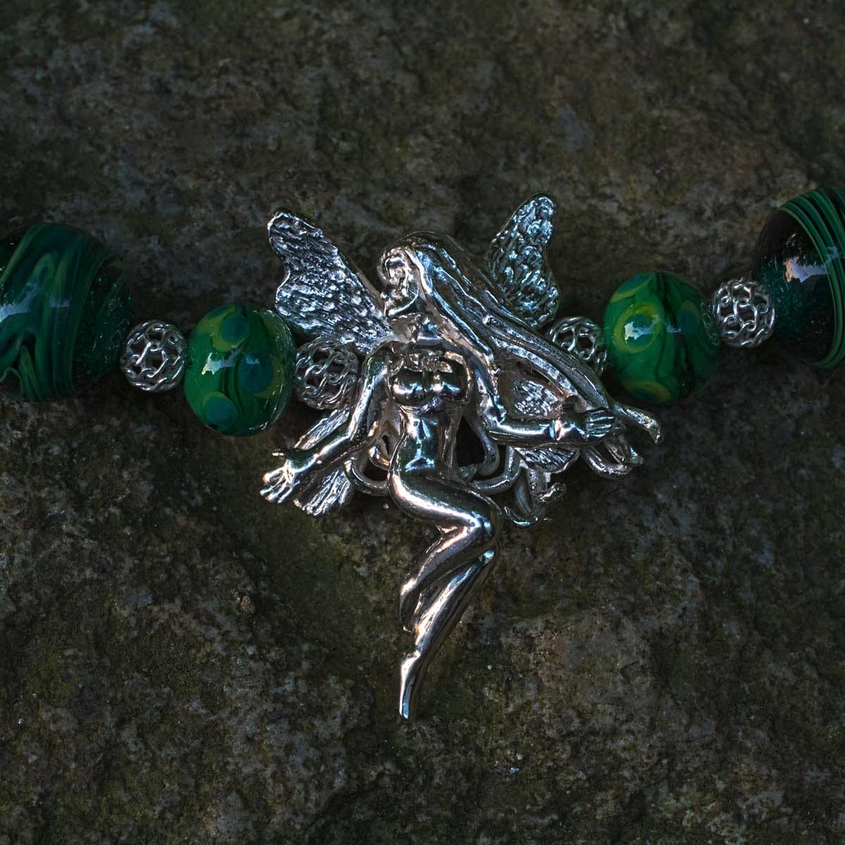 Silberelfe in grünem Glasperlen-Collier