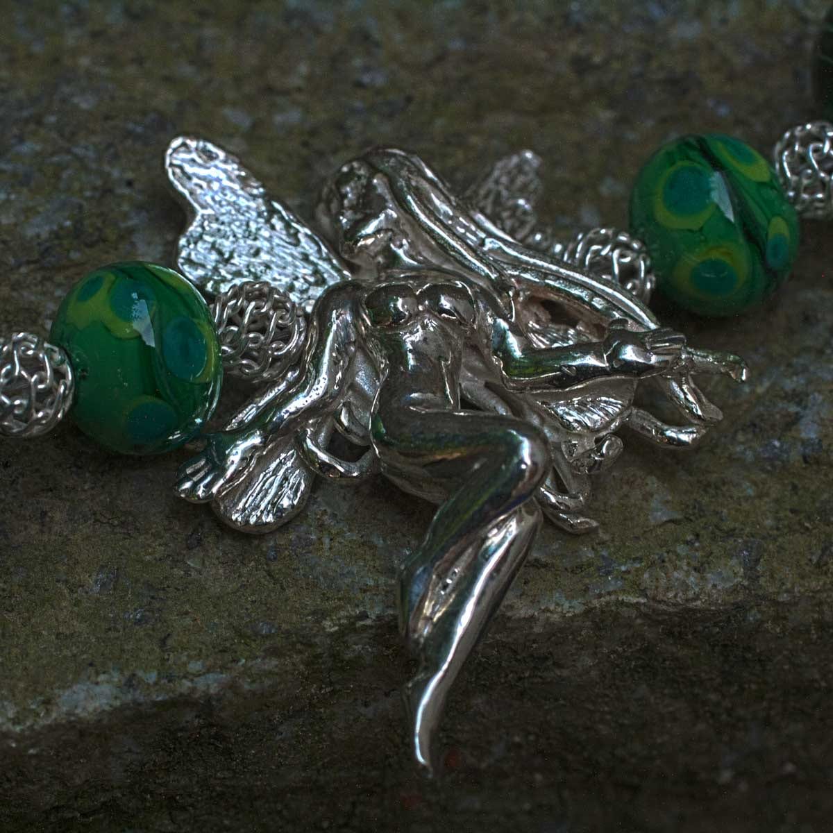 Silberelfe in grünem Glasperlen-Collier