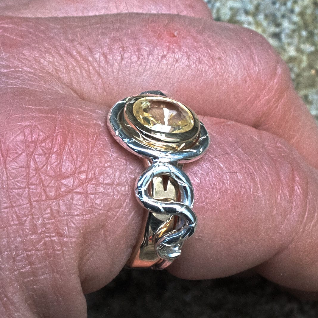 gelber Saphirring mit Silberring Schlange
