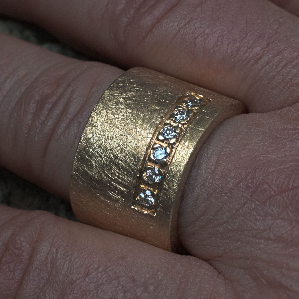 Bandring Gold mit sechs Brillanten