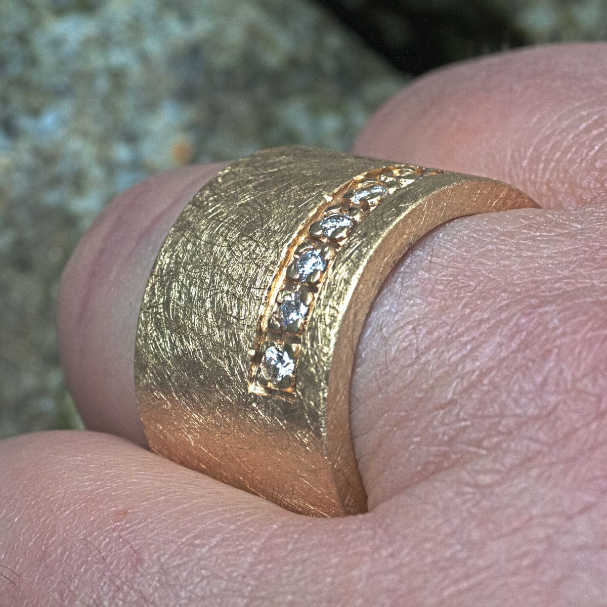 Bandring Gold mit sechs Brillanten