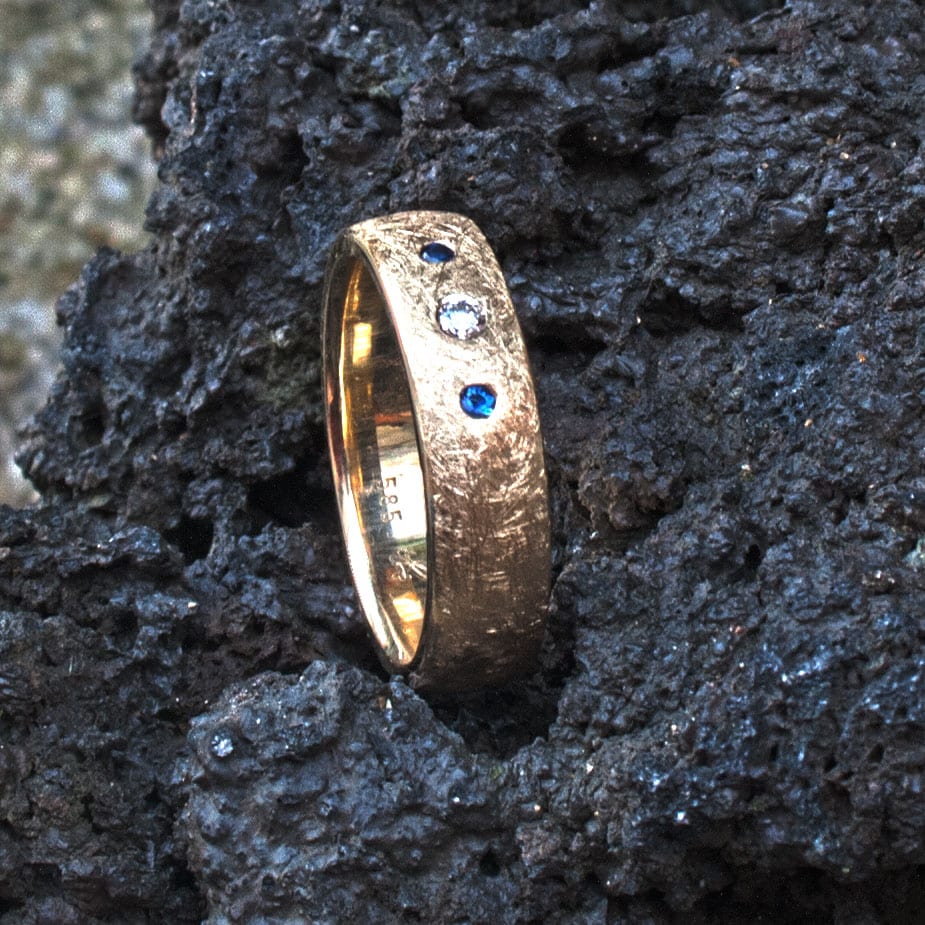 Ring mit zwei Saphiren und einem Brillanten