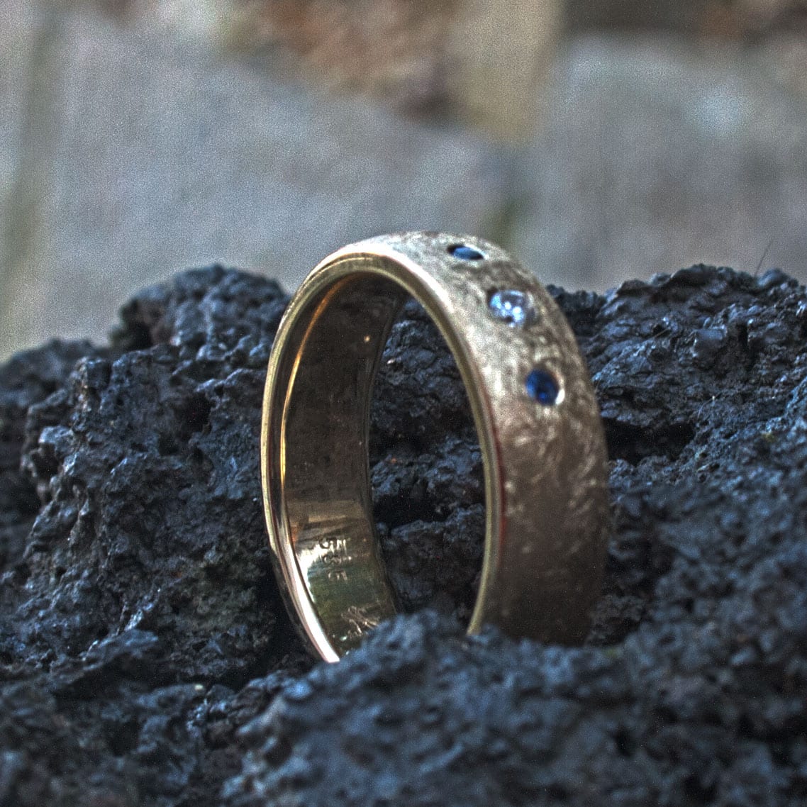Ring mit zwei Saphiren und einem Brillanten