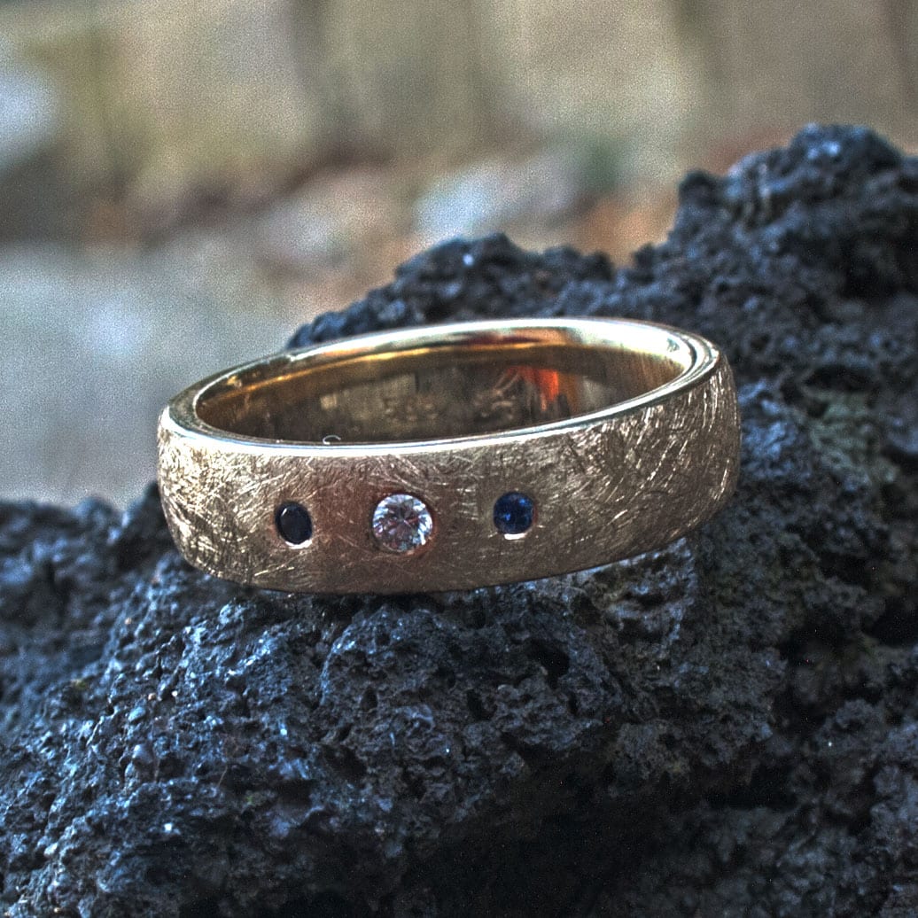 Ring mit zwei Saphiren und einem Brillanten