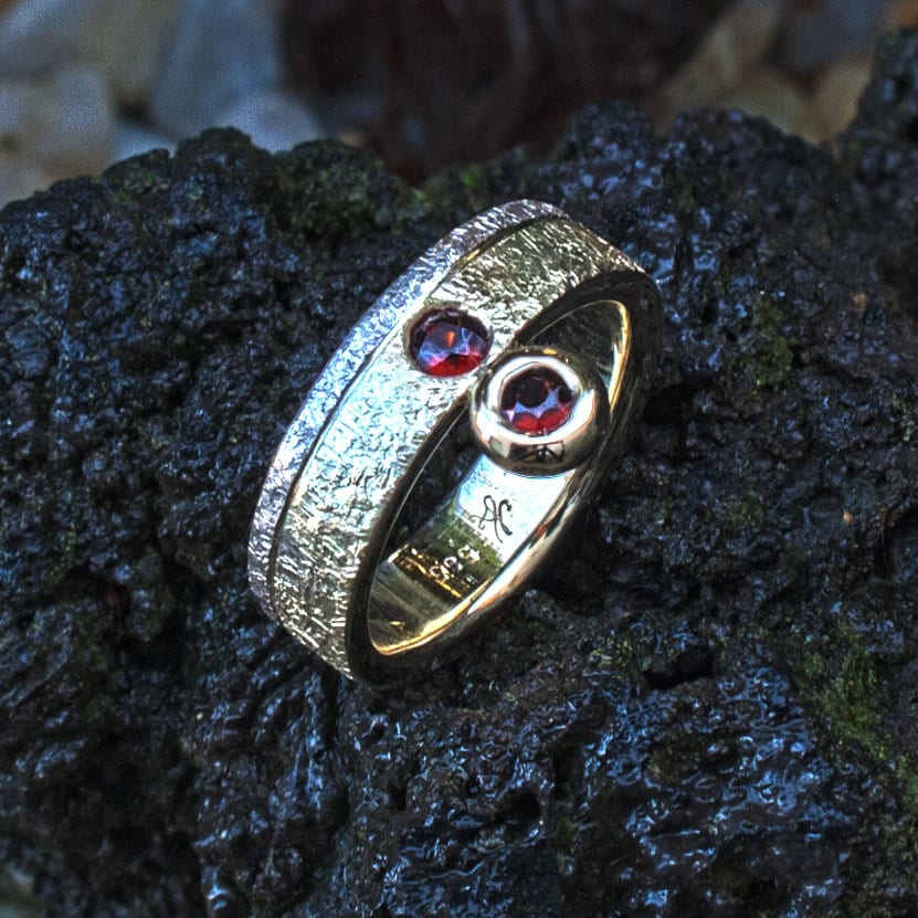 Goldring mit zwei Granaten