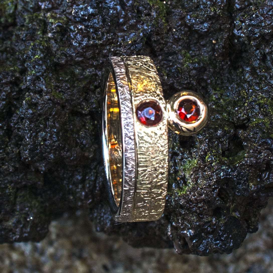 Goldring mit zwei Granaten