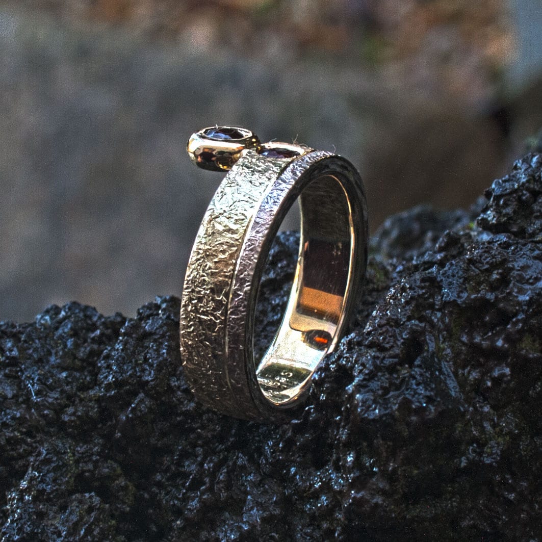 Goldring mit zwei Granaten