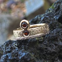 Goldring mit zwei Granaten