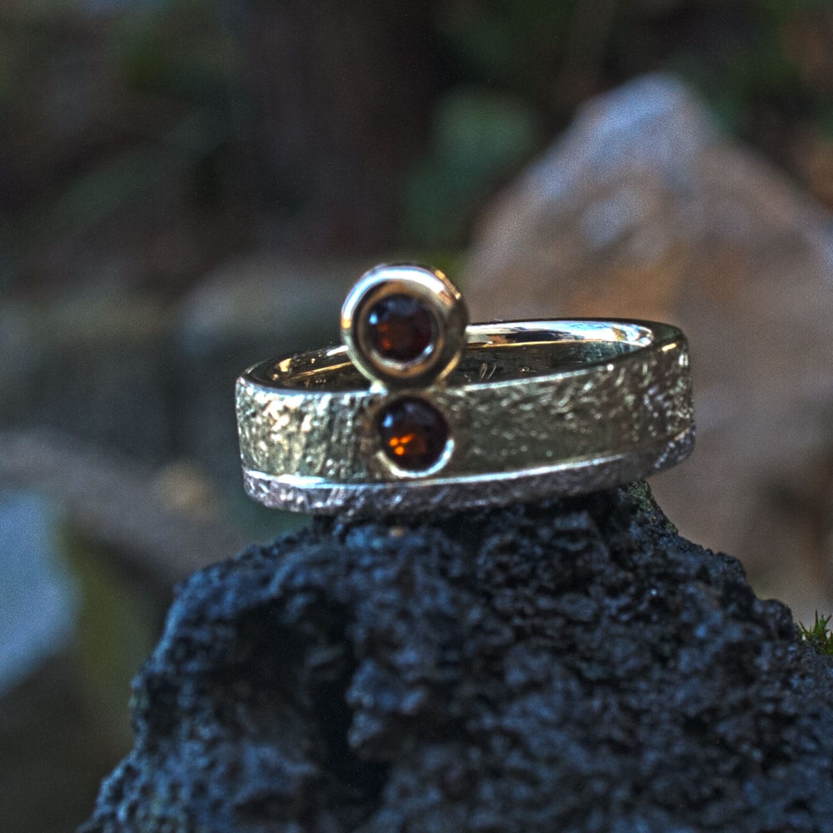 Goldring mit zwei Granaten